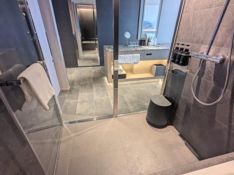 バスルーム内から入口