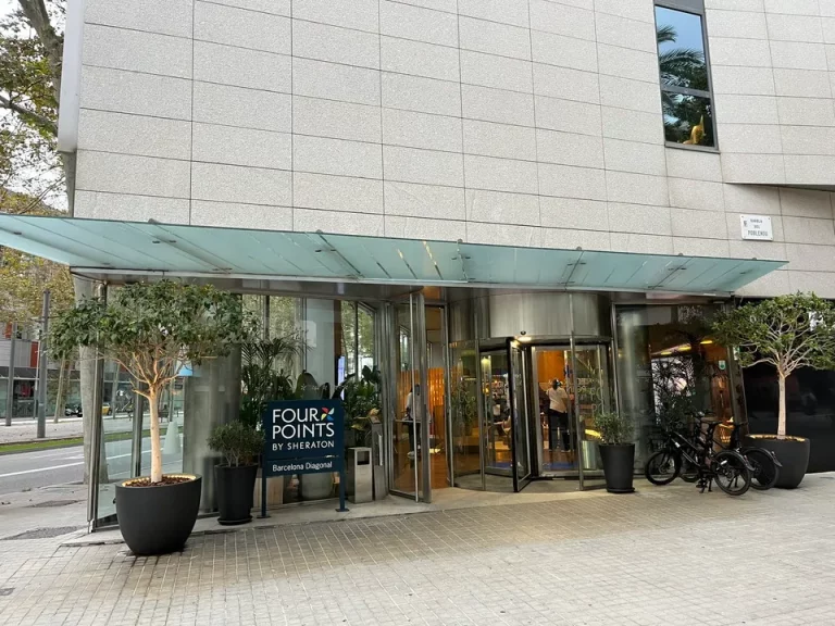 エントランス外観 (2)