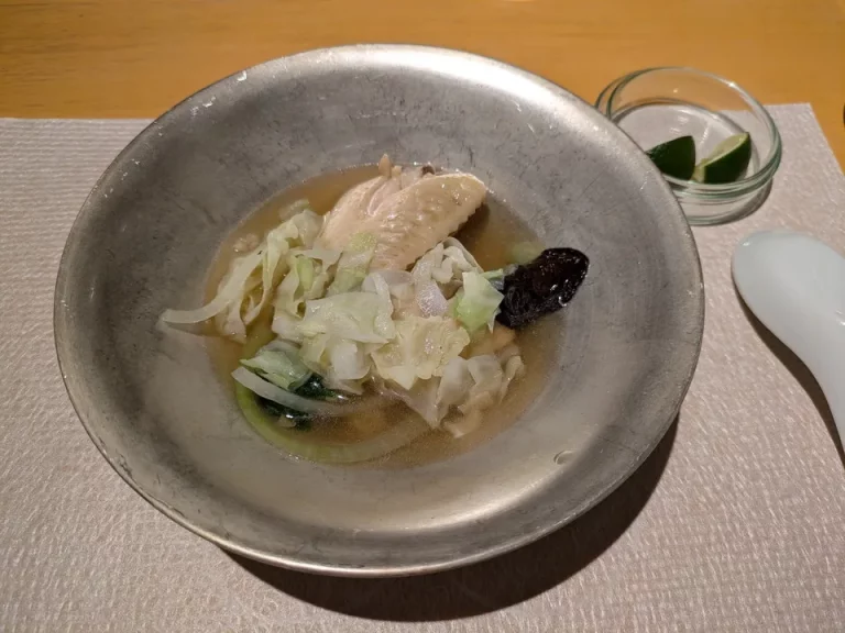楽園なべはスタッフの方が目の前で取り分けてくださいます