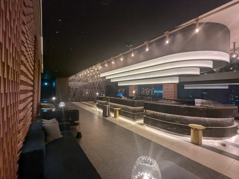 昔の改札をイメージしたオーバル型のフロント