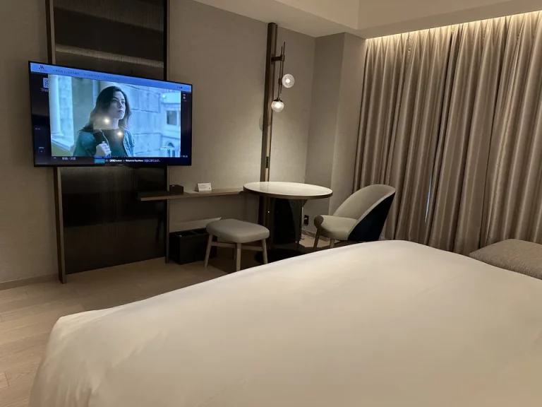 ベッド方向からテレビ