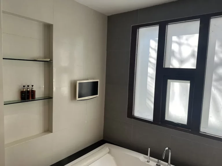 バスルーム入口から全景②