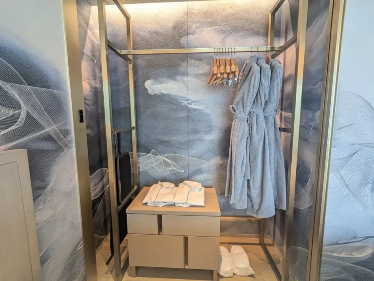 クローゼット内観