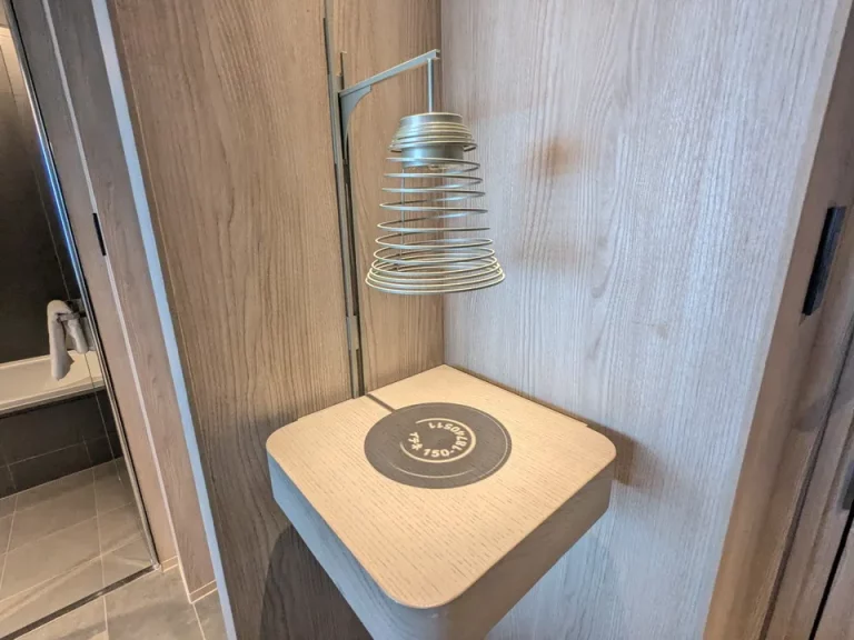 ライトスタンド風のオブジェ(下はスポットライトが照らされてできる影絵です)