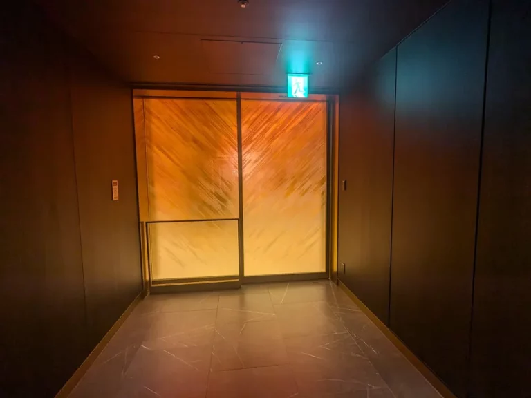 1階KITTE内エントランス内観