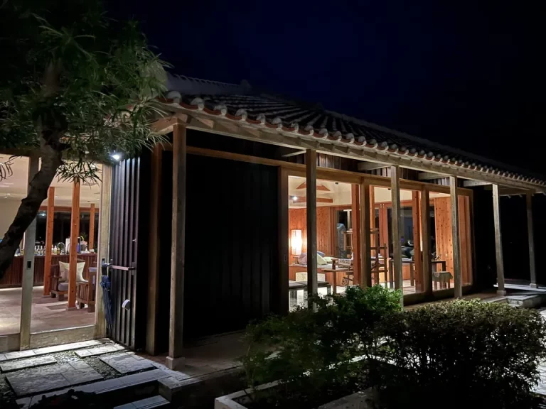 ショップ・ラウンジ外観