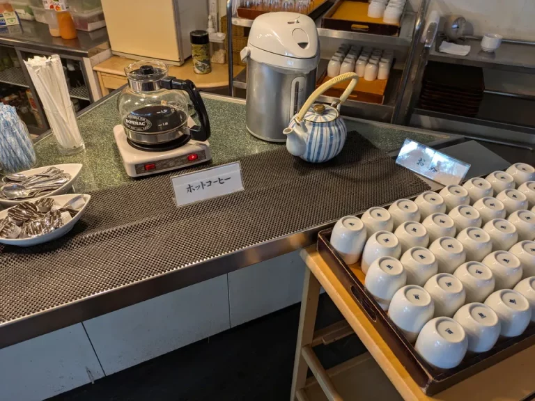 バイキング(ホットコーヒーと温かい緑茶)