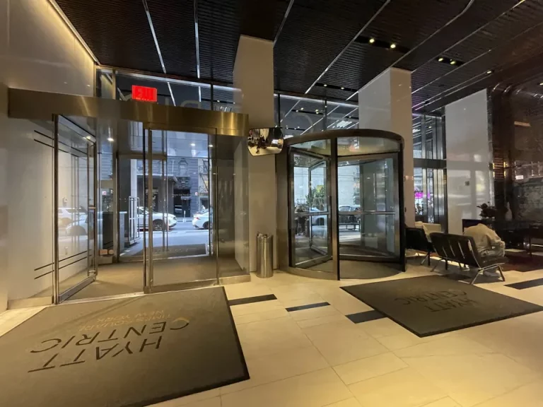 エントランス内観_常に人の往来があった