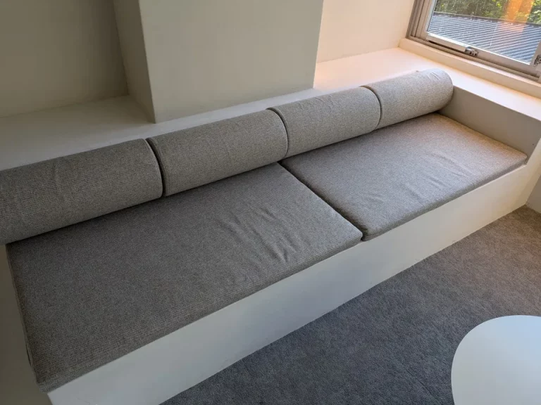 固めのソファ