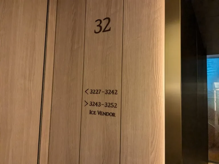 エレベーターホール客室階にある案内