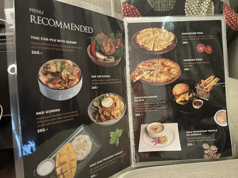 部屋にあるルームサービスメニュー