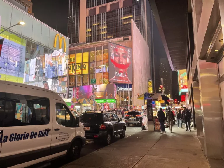 ホテル周辺_1ブロック歩くとタイムズスクエア