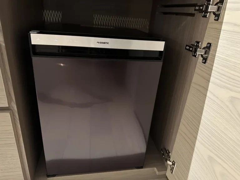 冷蔵庫(閉じた状態)