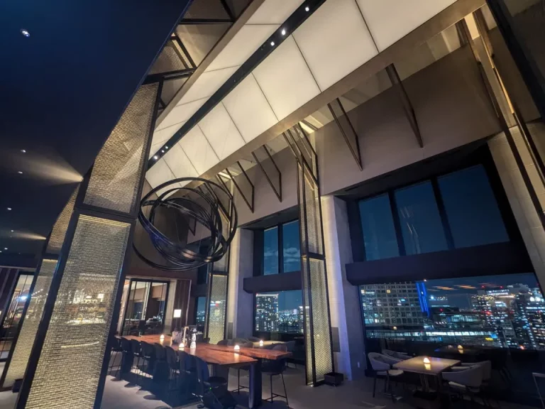 ロビーラウンジの天井は10mもあり初代大阪駅を再現したそうです