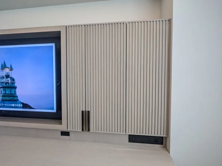 カフェコーナーの棚閉じた状態