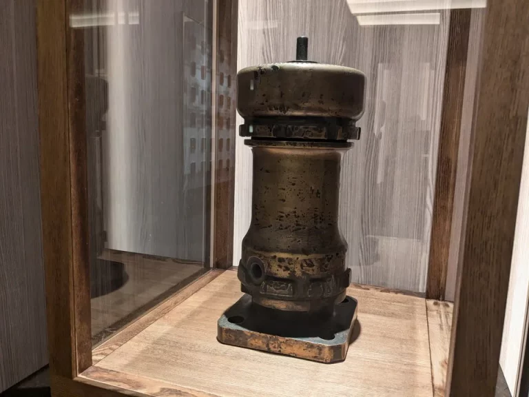 正面エントランス内に蒸気機関車の安全弁