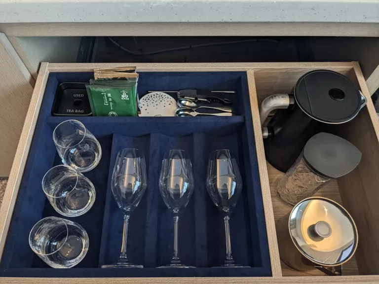 カフェコーナーのグラス、ポット