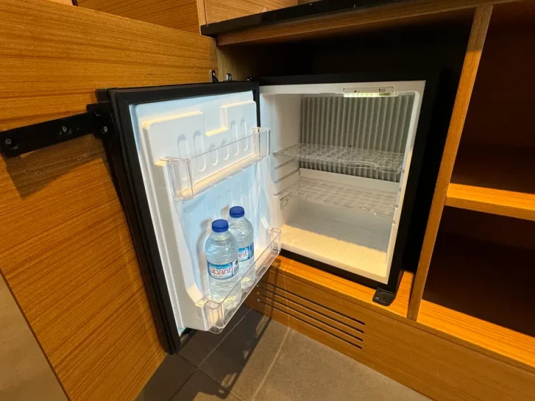 冷蔵庫 (開けた状態 )(1)