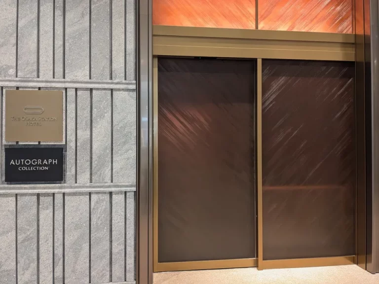 1階KITTE内エントランス外観