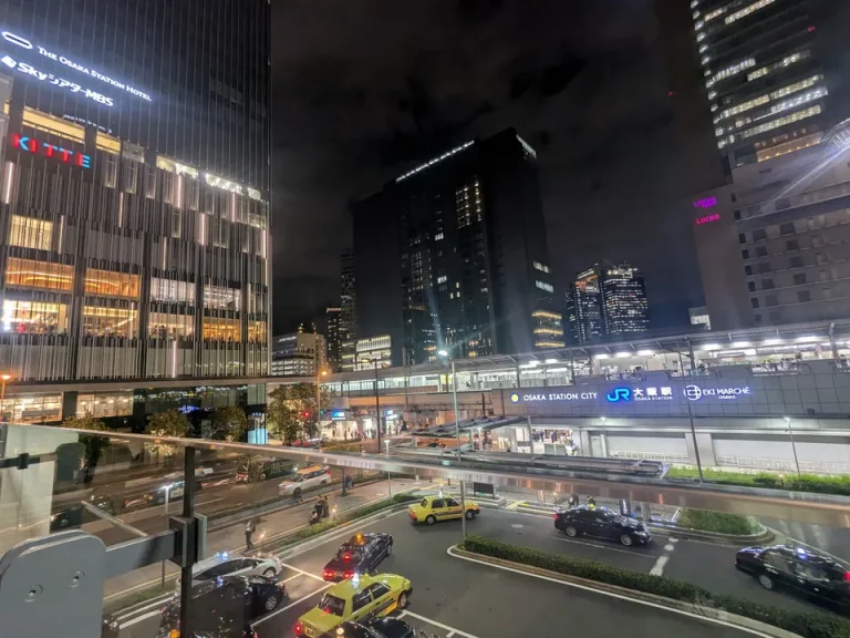 左にホテル、JR大阪駅前ロータリー