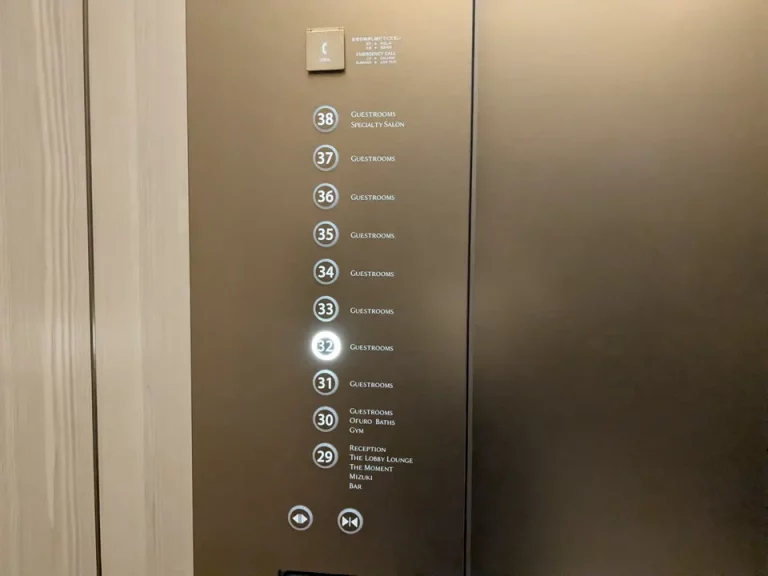 エレベーター回数ボタン(ルームキーかざすと該当階が点灯します)