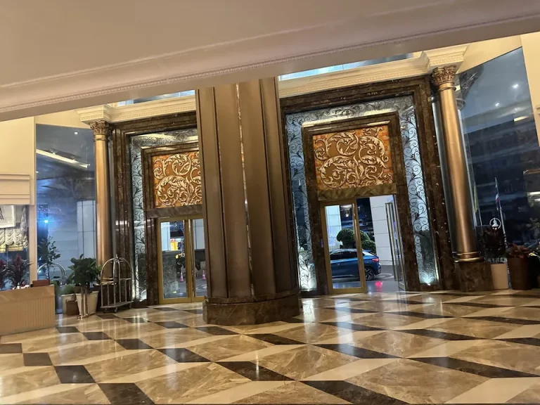 エントランス内観