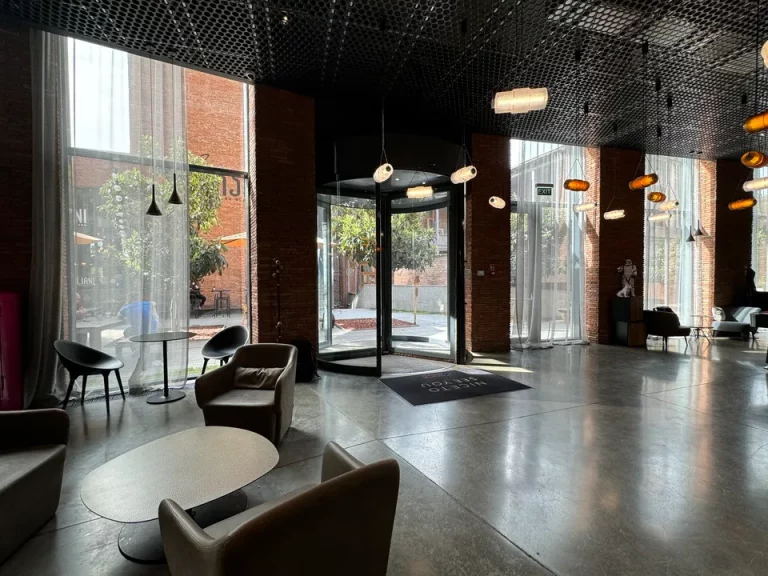 エントランス内観