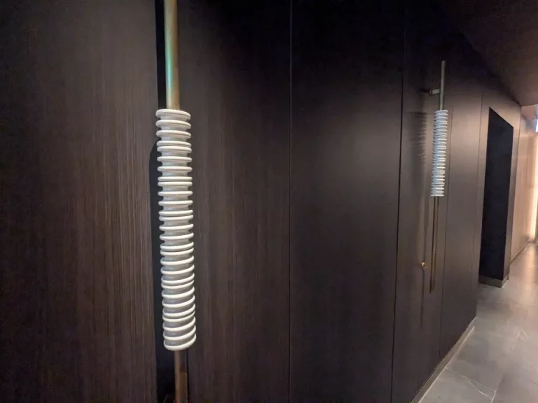 1階エントランスにあるこちらは、線路の上や電車のパンタグラフを支える碍子(がいし)と呼ばれるもの