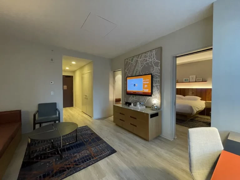 客室全体(窓際方向)_右手前にバスルーム奥右手にリビング奥左手にベッドルーム