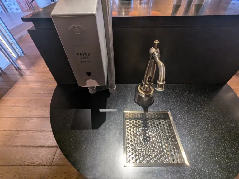 WATERSTATIONの昔の新幹線車内にあった飲水器。紙封筒でお水がいただけます