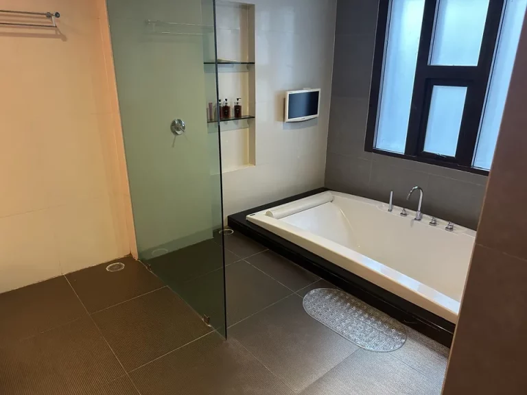 バスルーム入口から全景①