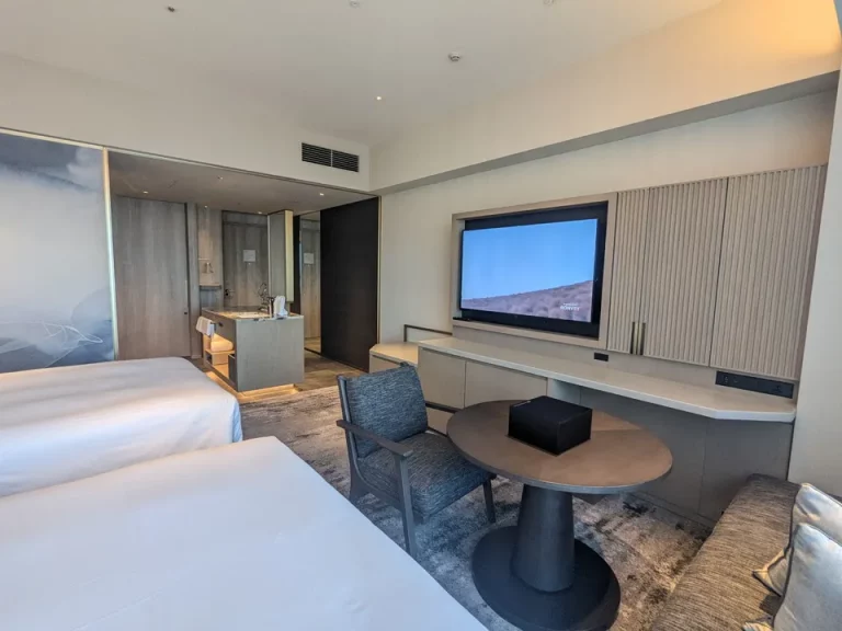 客室全体入口方向