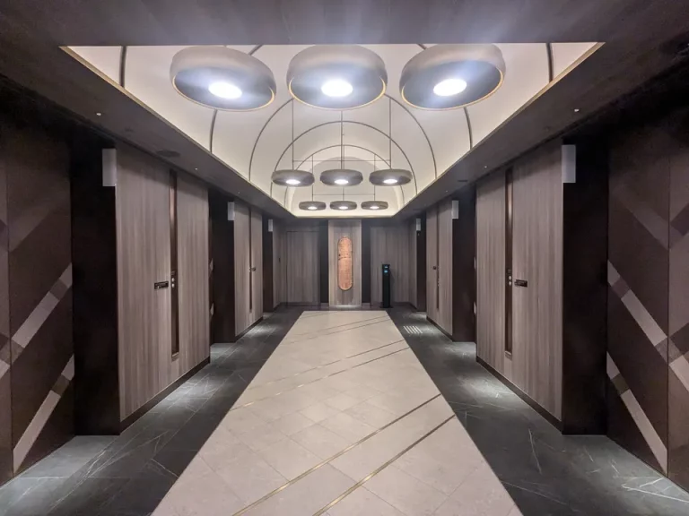 エレベーターホール1階