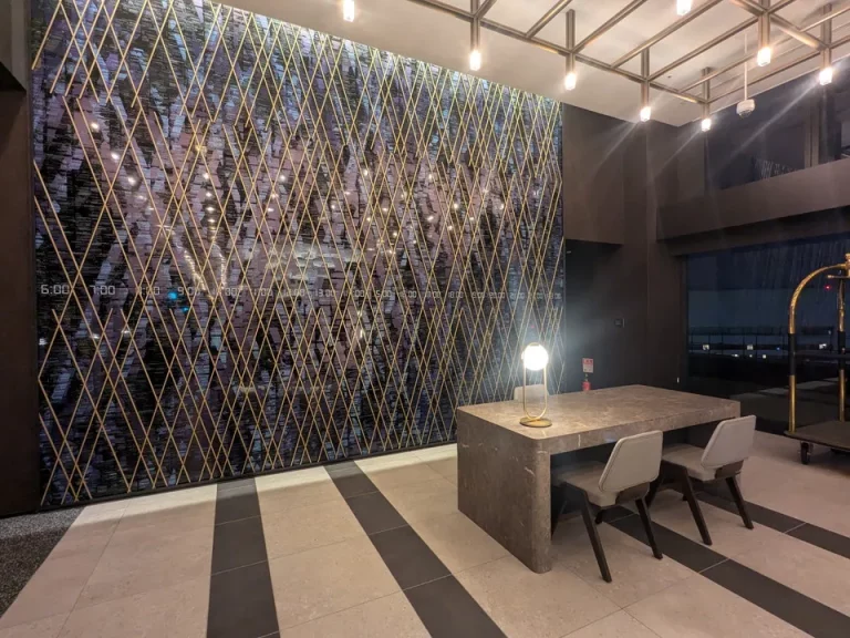 コンシェルズデスクの後ろは、ダイヤグラムをモチーフとした壁