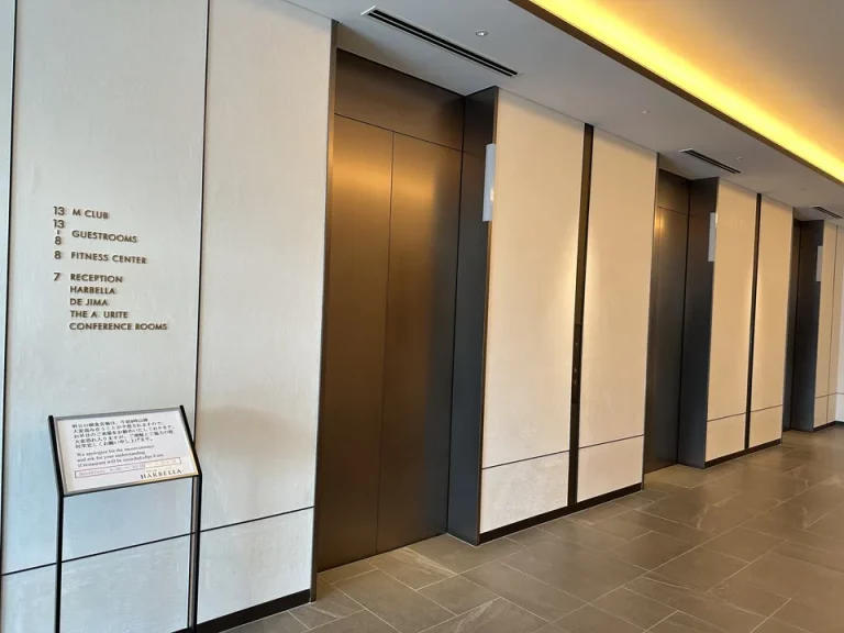 エレベーターホールフロント階