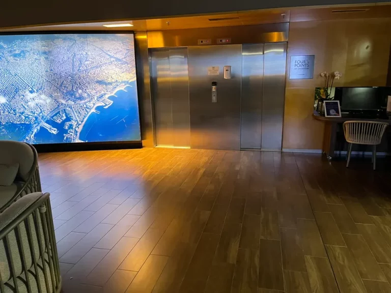 エレベーターホールフロント階