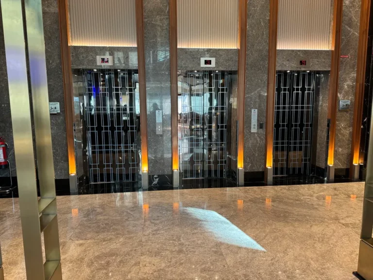 エレベーターホールフロント階