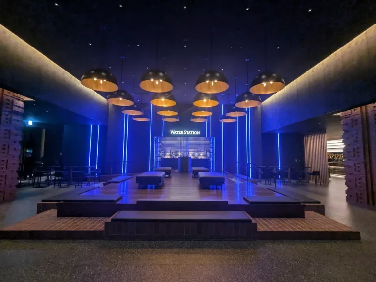 29階駅前広場夜のライトアップが美しいです