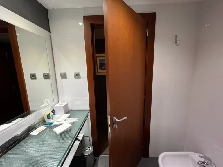 バスルーム内から入口 (2)