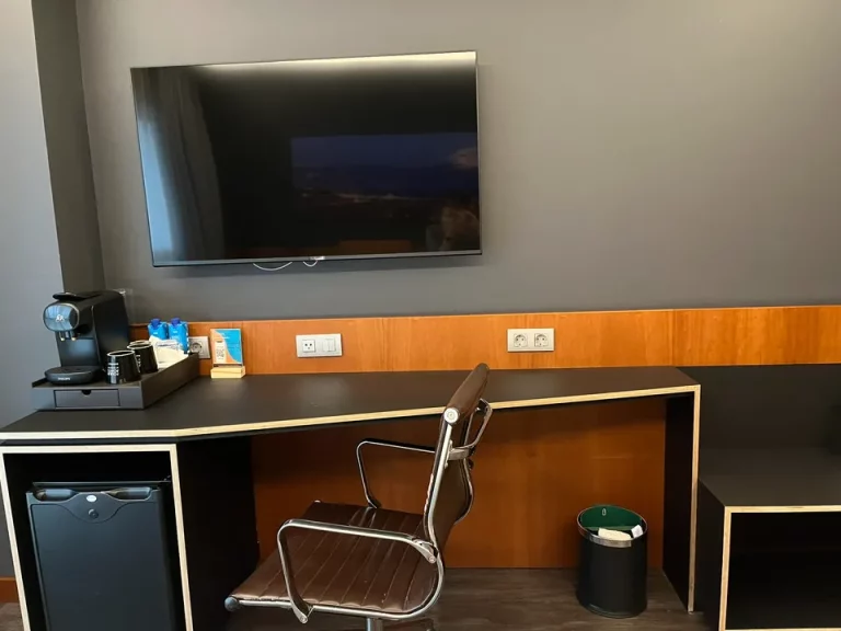 ベッド方向からTV (2)