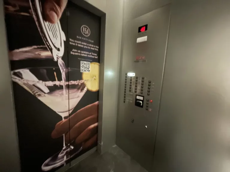 エレベーター内観_(2)