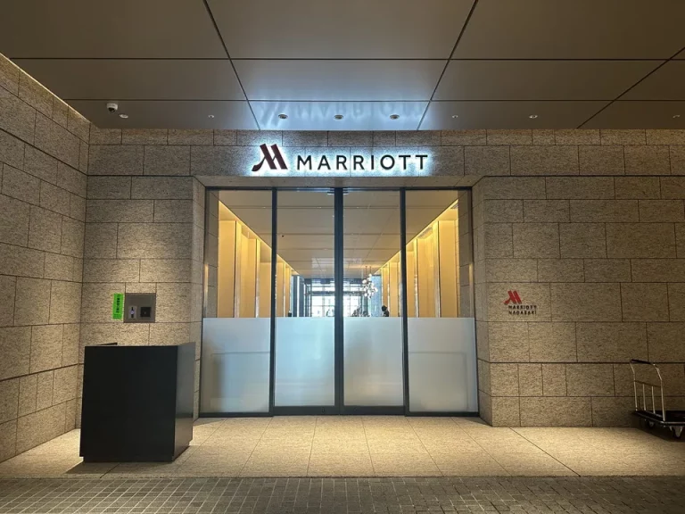 エントランス外観(2)