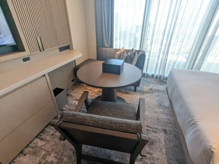 テーブルとアームチェア