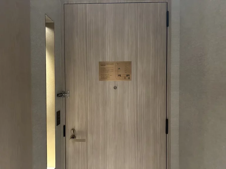 客室入口内観ドア