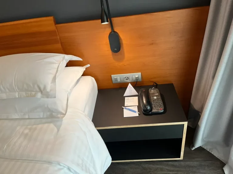 ベッドサイド右