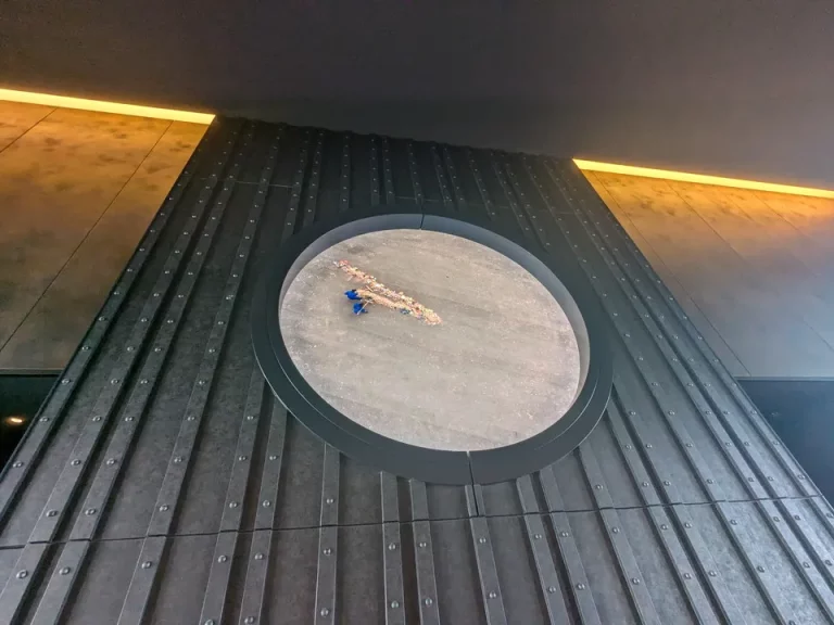 29階駅前広場にある掛け時計(人がゴミ(針)をお掃除して時刻を変えています)