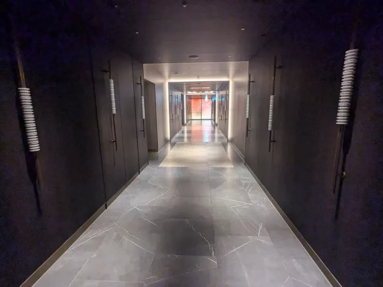 KITTE側エントランスと正面エントランスをつなぐ廊下