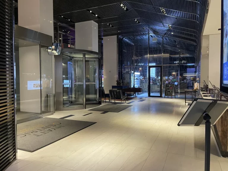 ロビー全体_コンパクトな作りで入って正面すぐにフロント左手にショップ