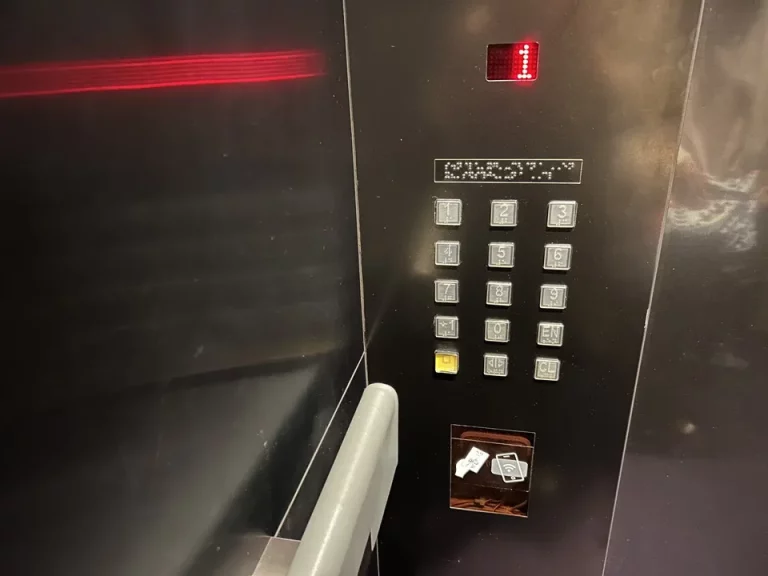 エレベーターボタン