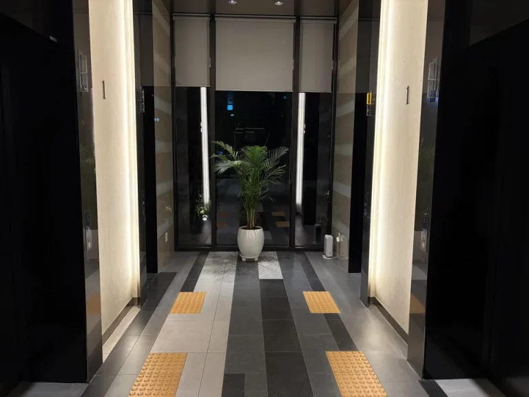 1回のエレベーターホール